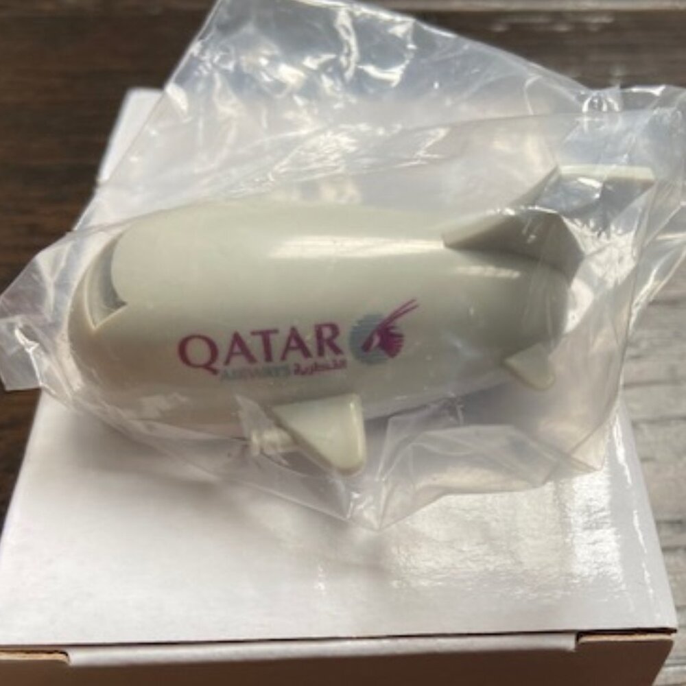 - UNIQUE & NEW Qatar Airways USB memory stick plane shape unique 1GB